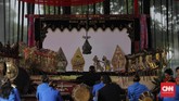 Ki Slamet memainkan lakon Murwakala, yakni cerita wayang khusus untuk proses peruwatan yang mengambil kisah Bathara Kala, raksasa yang jadi simbol pemangsa orang-orang sukerta dalam kisah pewayangan.