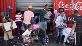 Penjarah Afrika Selatan mengambil barang-barang dari toko yang diduga milik asing selama kerusuhan di pinggiran Johannesburg Turffontein, (2/9). (GUILLEM SARTORIO / AFP)