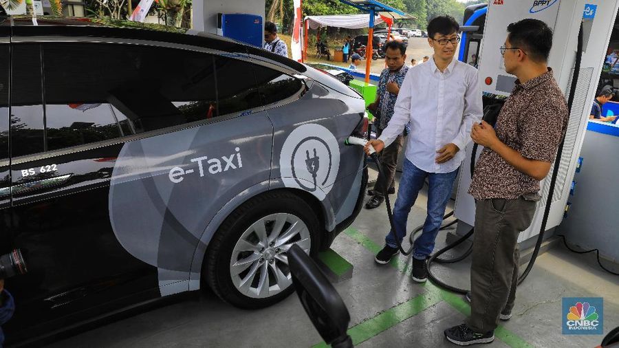 PLN memperluas jangkauan SPKLU di luar Jakarta, termasik Tangerang hingga Bandung.