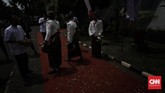 Dalam prosesi ini, anak-anak hingga yang lanjut usia mengenakan busana serba putih berbalut kain dan ikat kepala dari kain mori polos.