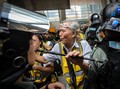 'Geng' Lansia Lindungi Pedemo dalam Kericuhan Hong Kong