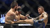 Poirier sempat melancarkan serangan terhadap Khabib di ronde pertama. (AP Photo/ Mahmoud Khaled)