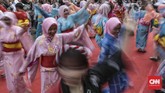 Sejumlah penari tengah melakukan tarian Odori. Bon Odori adalah tarian rakyat untuk menyambut para arwah leluhur kembali. Penari menciptakan ilusi menari dengan roh para leluhurnya. (CNN Indonesia/Bisma Septalisma)
