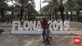 Pengunjung saat menikmati instalasi di pameran Flora dan Fauna 2019 di Lapangan Banteng, Jakarta, Minggu, 8 September 2019. (CNN Indonesia/Bisma Septalisma)