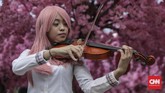 Salah satu cosplayer di festival Jak-Japan Matsuri 2019 yang diadakan di Plaza Tenggara Gelora Bung Karno, Jakarta, Sabtu (7/9). )CNN Indonesia/Bisma Septalisma)