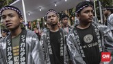 Peserta bersiap untuk melakukan ritual Mikoshi atau arak-arakan tandu yang dipercaya dinaiki oleh roh leluhur. (CNN Indonesia/Bisma Septalisma)