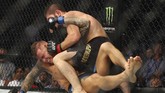 Khabib mulai mendominasi pertarungan di ronde kedua.(AP Photo/ Mahmoud Khaled)