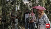 Pengunjung saat menikmati suasana pameran Flora dan Fauna 2019 di Lapangan Banteng, Jakarta, Minggu, 8 September 2019. (CNN Indonesia/Bisma Septalisma)