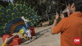 Pengunjung berfoto di pameran Flora dan Fauna 2019 di Lapangan Banteng, Jakarta, Minggu, 8 September 2019. (CNN Indonesia/Bisma Septalisma)