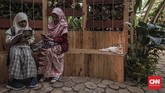 Pengunjung saat menikmati instalasi di pameran Flora dan Fauna 2019 di Lapangan Banteng, Jakarta, Jumat, 6 September 2019. (CNN Indonesia/Bisma Septalisma)