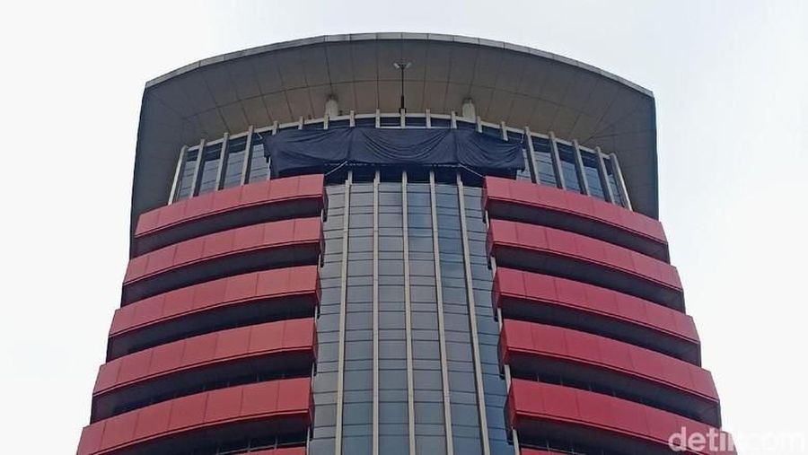 Komisi Pemberantasan Korupsi menggelar operasi tangkap tangan terhadap delapan orang, termasuk Bupati Indramayu Supendi, Selasa (15/10/2019) dini hari WIB.