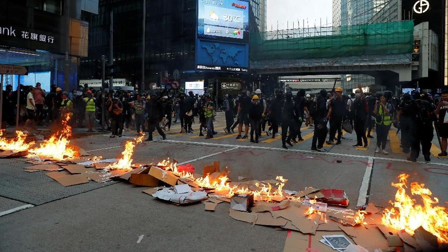Aksi demo yang memasuki minggu ke-14 tersebut terjadi di depan kantor Konsulat AS untuk meminta bantuan Presiden AS, Donald Trump.