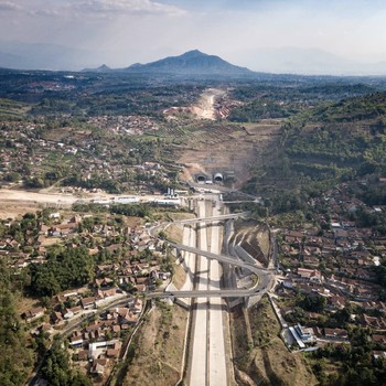 Penampakan Kerennya Tol Cisumdawu yang Menembus Perut Gunung