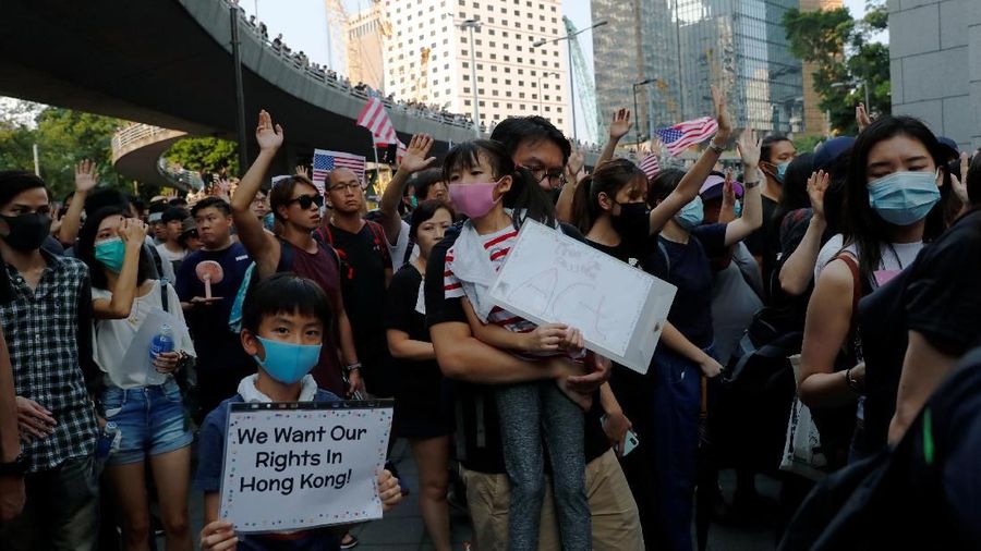 Aksi demo yang memasuki minggu ke-14 tersebut terjadi di depan kantor Konsulat AS untuk meminta bantuan Presiden AS, Donald Trump.