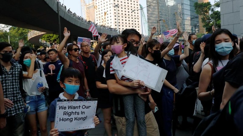 Aksi demo yang memasuki minggu ke-14 tersebut terjadi di depan kantor Konsulat AS untuk meminta bantuan Presiden AS, Donald Trump.