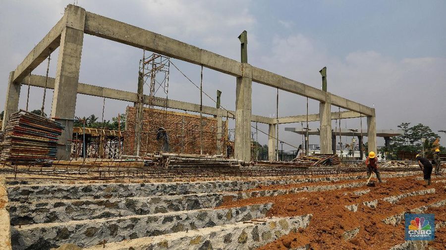 Proyek alun-alun ini menelan dana sekitar Rp 90 miliar.