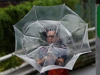 Waspada, Hujan & Angin Kencang Diramal Landa Jakarta Hari Ini