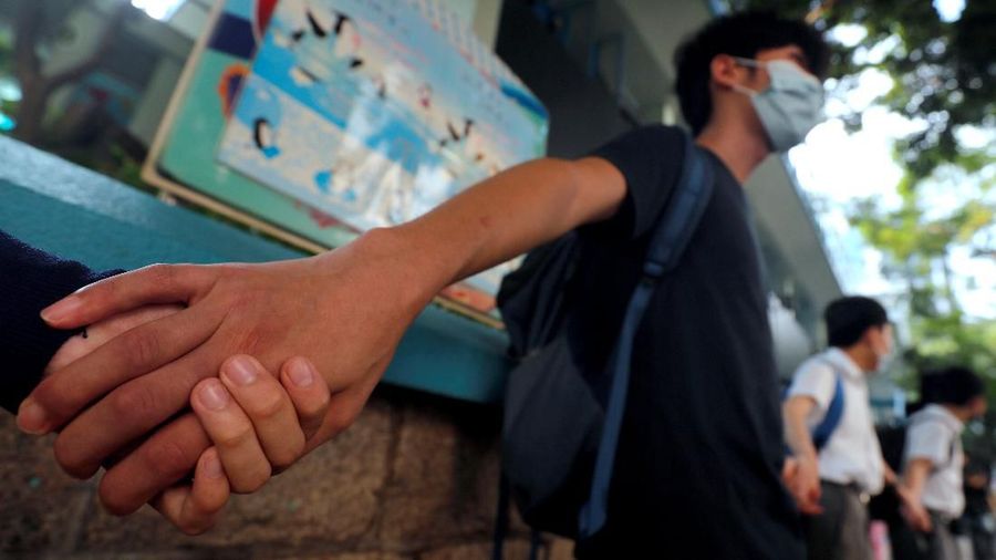 Pelajar Hong Kong tetap melanjutkan demonstrasi meski akhir pekan lalu kerusuhan terjadi