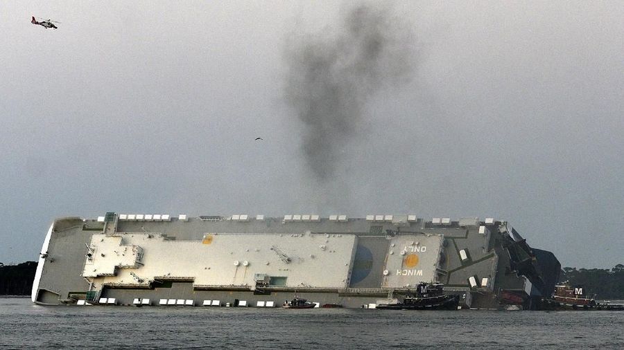 Kapal kargo The Golden Ray mengangkut 24 orang, dimana 20 anggota awak telah diselamatkan dan 4 lainnya masih dalam tahap pencarian.