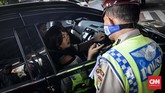 Pelanggaran sebagian besar terjadi karena pengendara baru melintas di jalan yang diterapkan sistem ganjil genap. (CNN Indonesia/Daniela Dinda)