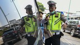 Jumlah pelanggaran paling banyak terjadi di wilayah Jakarta Utara yakni di lampu merah Bintang Mas, Gunung Sahari di mana tercatat 251 pelanggaran.(ANTARA FOTO/Galih Pradipta)