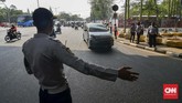 Dalam catatan polisi, ada 941 pelanggar kawasan ganjil genap pada pagi hari pertama pemberlakuan kebijakan ini. (CNN Indonesia/Daniela Dinda)