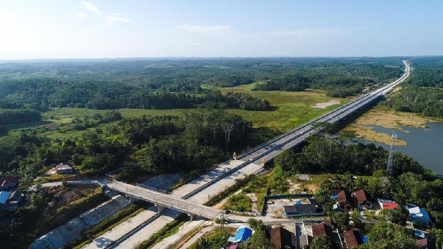Jokowi memamerkan tol di lokasi ibu kota baru.