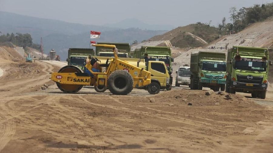 Jalan Tol Cisumdawu tersebut mempunyai dua terowongan menembus bukit berlawanan arah