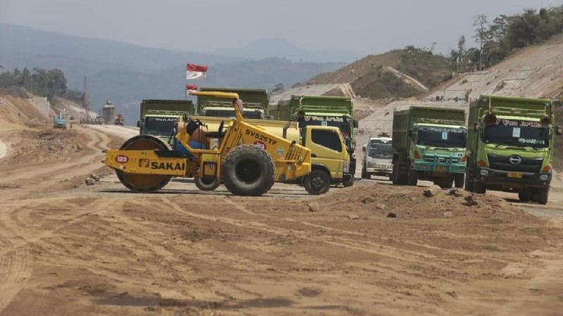 Jalan Tol Cisumdawu tersebut mempunyai dua terowongan menembus bukit berlawanan arah