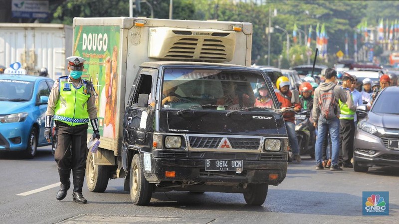 Dari pukul 06.30 - 08.30 WIB saja sudah terjaring 60 pelanggar, ganjil genap di wilayah Fatmawati, Jakarta Selatan.