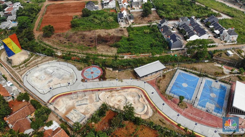 Proyek alun-alun ini menelan dana sekitar Rp 90 miliar.