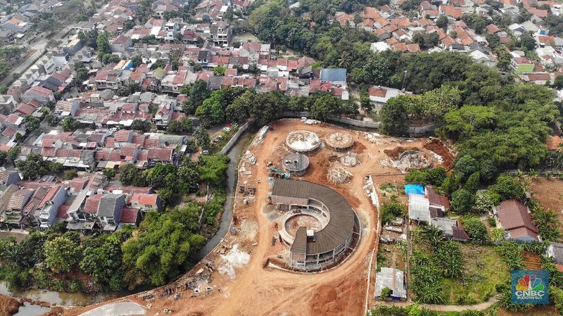 Proyek alun-alun ini menelan dana sekitar Rp 90 miliar.