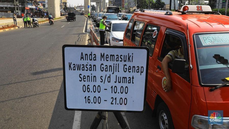 Penindakan Ganjil-Genap (CNBC Indonesia/Muhammad Sabki)