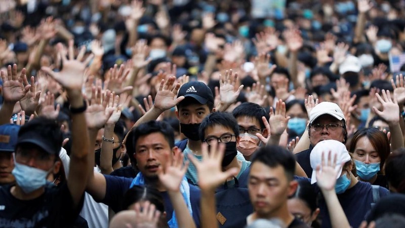 Aksi demo yang memasuki minggu ke-14 tersebut terjadi di depan kantor Konsulat AS untuk meminta bantuan Presiden AS, Donald Trump.