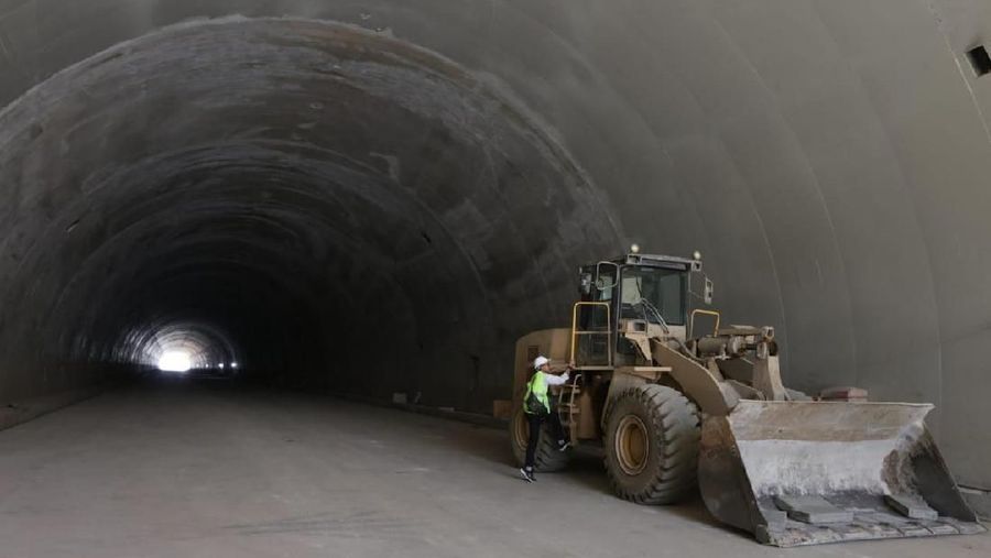 Jalan Tol Cisumdawu tersebut mempunyai dua terowongan menembus bukit berlawanan arah