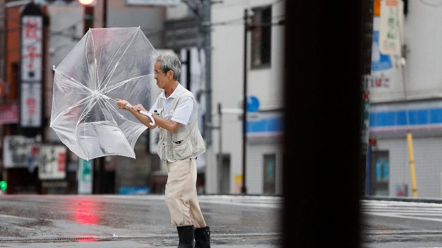 Passersby using umbrellas struggle against heavy rain and wind wind caused by Typhoon Faxai in Tokyo, Japan September 9, 2019.  REUTERS/Issei Kato