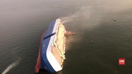 VIDEO: Kapal Pengangkut Mobil Terguling, Evakuasi Terhambat