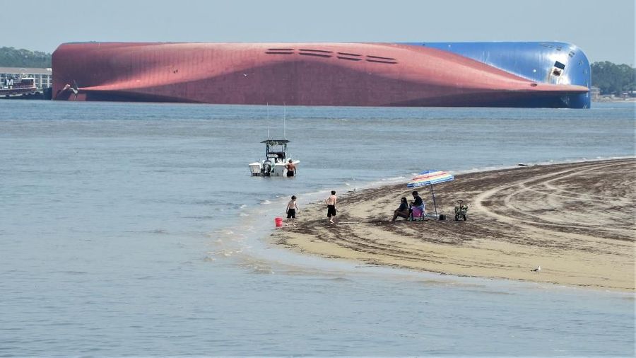 Kapal kargo The Golden Ray mengangkut 24 orang, dimana 20 anggota awak telah diselamatkan dan 4 lainnya masih dalam tahap pencarian.