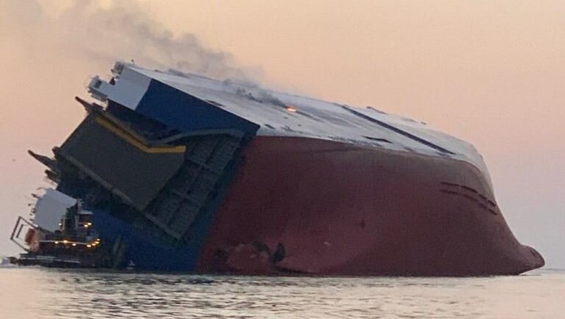 Kapal kargo The Golden Ray mengangkut 24 orang, dimana 20 anggota awak telah diselamatkan dan 4 lainnya masih dalam tahap pencarian.