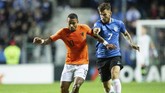 Bintang Belanda Memphis Depay mendapatkan penjagaan ketat dari pemain Estonia dalam laga di A Le Coq Arena, Selasa (10/9) dini hari WIB. Depay mencetak satu gol di laga ini. (AP Photo/Raul Mee)