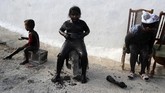 Cat hitam yang digunakan diklaim ramah lingkungan dan tak membahayakan kesehatan. (AFP/Jorge Guerrero)