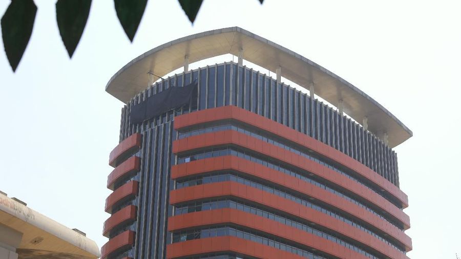 Suasana gedung Komisi Pemberantasan Korupsi (KPK) yang tertutup kain hitam di Gedung Merah Putih KPK, Jakarta, Selasa (10/9/2019). (CNBC Indonesia/Andrean Krisianto)