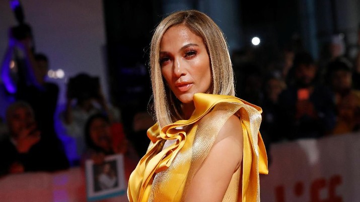 Pemeran di film Hustlers Jennifer Lopez tiba red carpet di Toronto International Film Festival (TIFF) di Toronto, Ontario, Kanada 7 September 2019. REUTERS / Mario Anzuoni Cast member Jennifer Lopez arrives for the gala presentation of Hustlers at the Toronto International Film Festival (TIFF) in Toronto, Ontario, Canada September 7, 2019. REUTERS/Mario Anzuoni