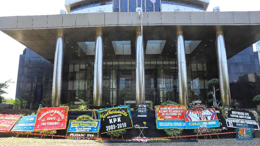 Kain hitam tersebut terlihat menutup empat logo KPK yang berada di bagian depan gedung.