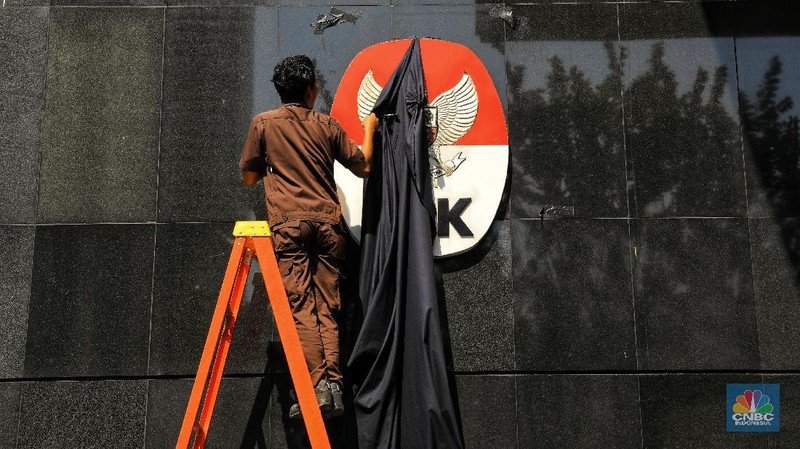 Kain hitam tersebut terlihat menutup empat logo KPK yang berada di bagian depan gedung.