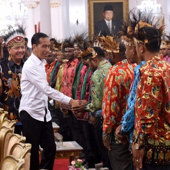 Jokowi Sambut 61 Tokoh Papua di Istana