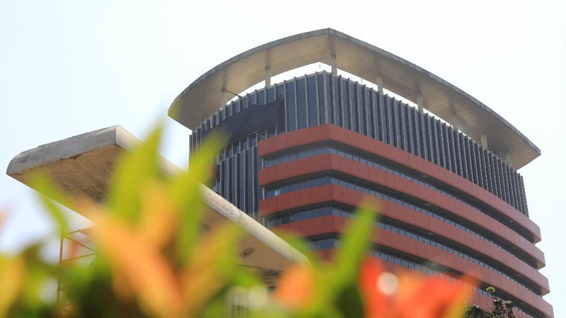 Kain hitam tersebut terlihat menutup empat logo KPK yang berada di bagian depan gedung.
