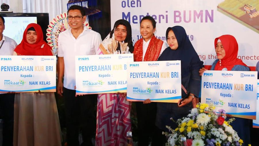 BRI menyalurkan Kredit Usaha Rakyat (KUR) Mikro kepada nasabah ultra mikro yang naik kelas di Klungkung, Bali, Selasa (10/9/2019).