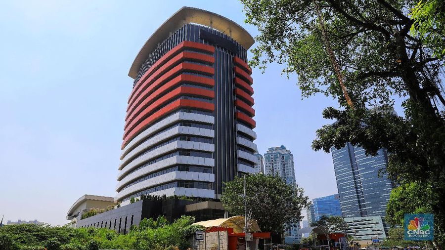 Suasana gedung Komisi Pemberantasan Korupsi (KPK) yang tertutup kain hitam di Gedung Merah Putih KPK, Jakarta, Selasa (10/9/2019). (CNBC Indonesia/Andrean Krisianto)