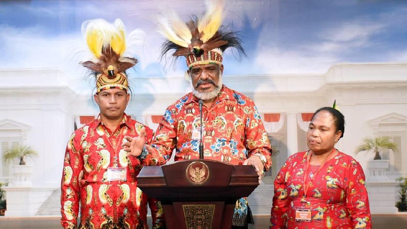 Presiden Jokowi memberikan respons kewenangan yang dimilikinya agar tenaga-tenaga muda Papua dapat diserap oleh BUMN-BUMN serta perusahaan lainnya. 